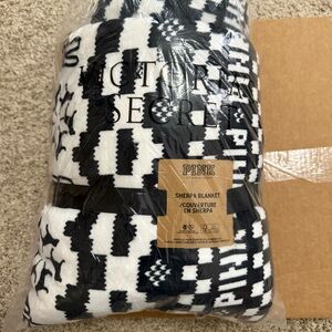 VS PINK Happy Nation Sherpa Blanket